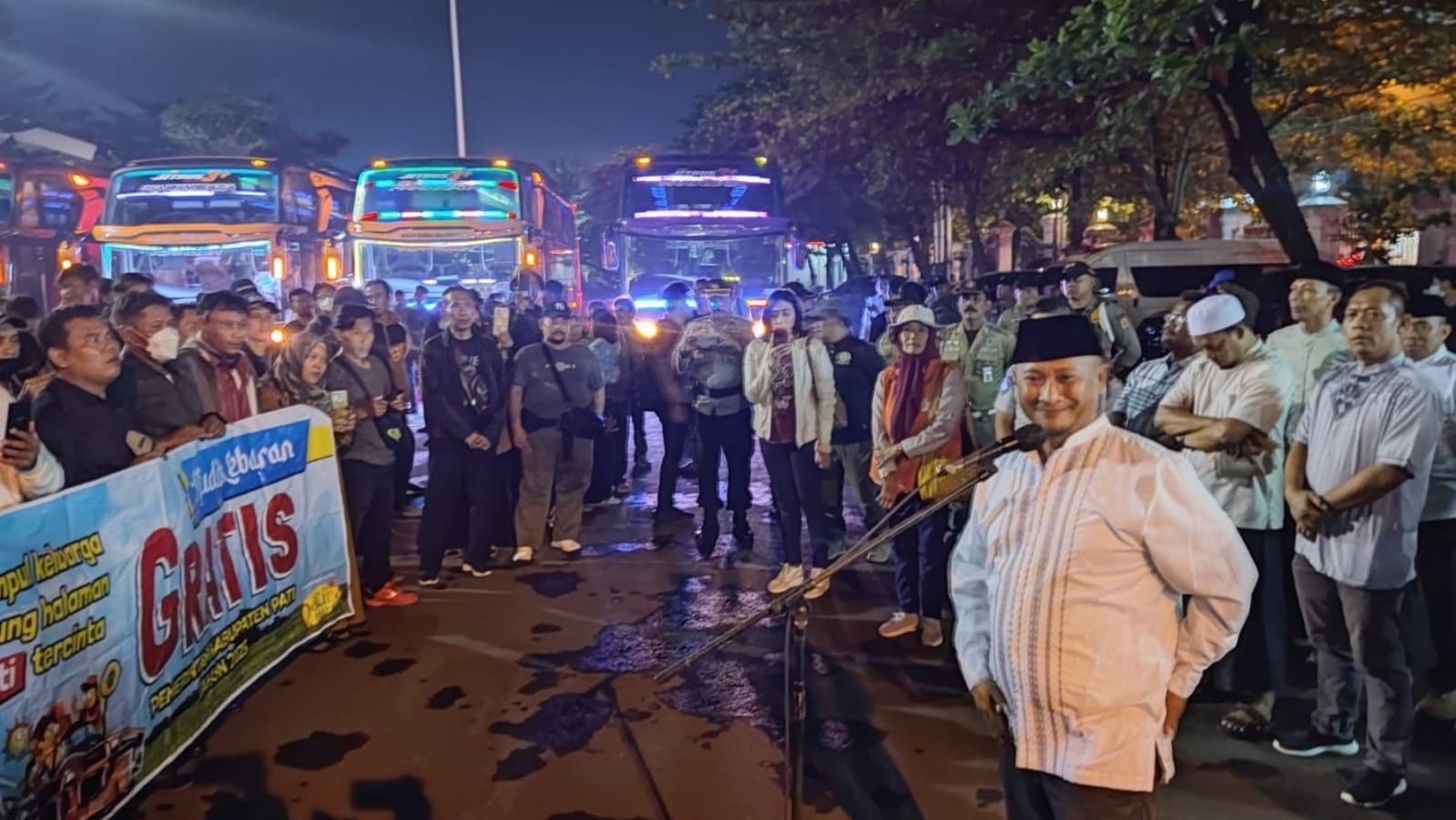 PULANG KAMPUNG: Pemudik gratis dari Jabodetabek tiba di Halaman Setda Pati tadi menjelang lebaran lalu.