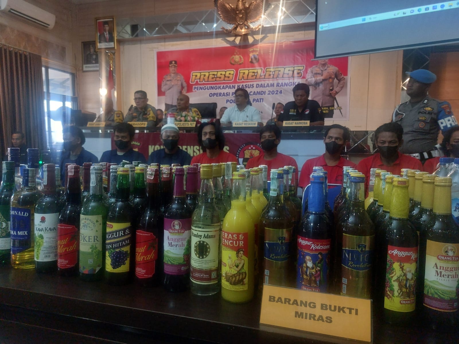 DIAMANKAN: Para tersangka Polresta Pati ditangkap di Mapolresta setempat kemarin.