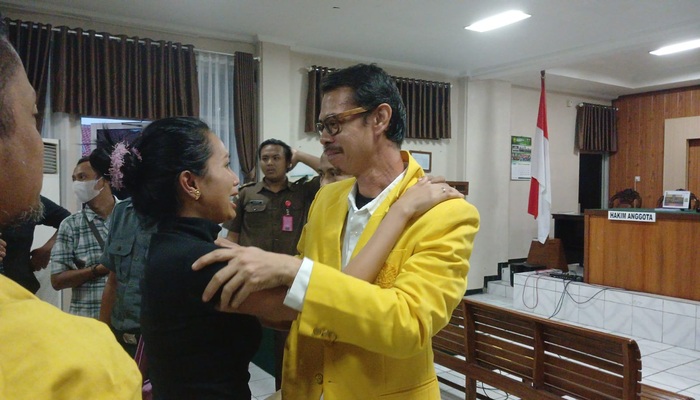 SIMPATI: Daniel FM berjumpa dengan temannya dari Sastra UI dan mendapat dukungan seusai skorsing sidang.