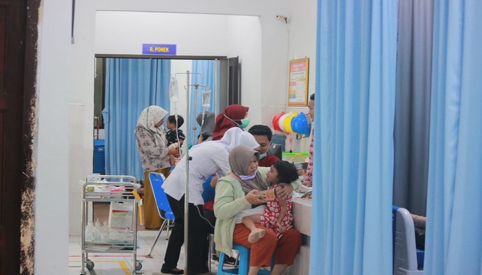 LEMAS: Beberapa orang tua menenangkan anaknya yang tengah dirawat di sebuah RS swasta di Jepara belum lama ini.
