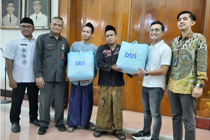 SERAHKAN BANTUAN: Direktur Risk Management BTN Setiyo Wibowo (pakai kemeja putih)  bersama Asisten II Djatmiko Muwardi (dua kiri) memberikan bantuan kepada masyarakat terdampak banjirdi Pendapa Kudus.