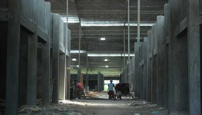 TERANCAM: Pekerja menyelesaikan pembangunan kios di dalam bangunan utama Pasar Bangsri baru tahun lalu.