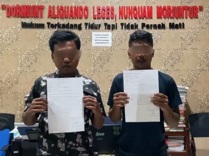 DIAMANKAN: Dua pelaku penganiayaan hewan (AB dan AS) di Pantai Mororejo, Kecamatan Mlonggo diamankan oleh polisi.