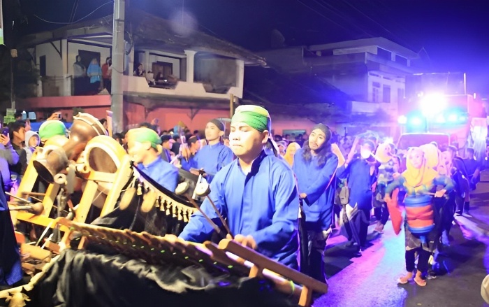 ANTUSIAS: Warga mengikuti Tong-tongklek keliling yang dilaksanakan beberapa tahun lalu