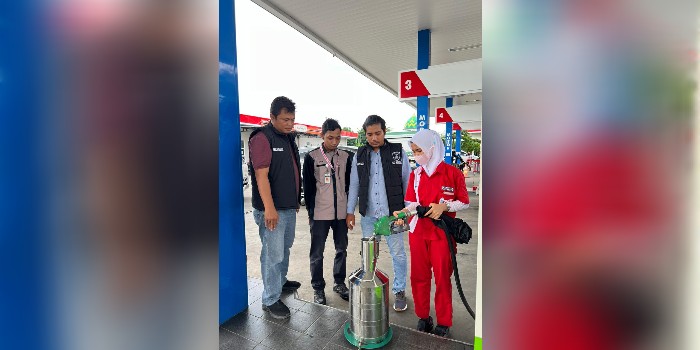 PANTAU: Petugas gabungan sidak ke SPBU di Jepara untuk memastikan tidak ada kecurangan dalam penyaluran BBM bersubsidi.