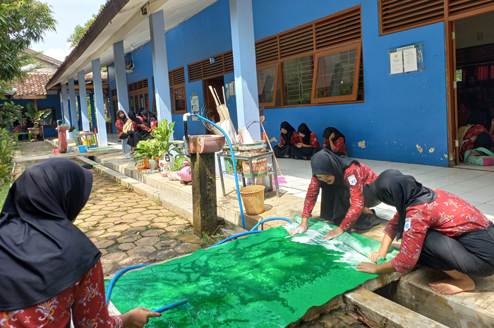 BERSIH-BERSIH: Siswa-siswi SMA Negeri 1 Grobogan bersihkan ruang kelas usai banjir karena hujan deras.