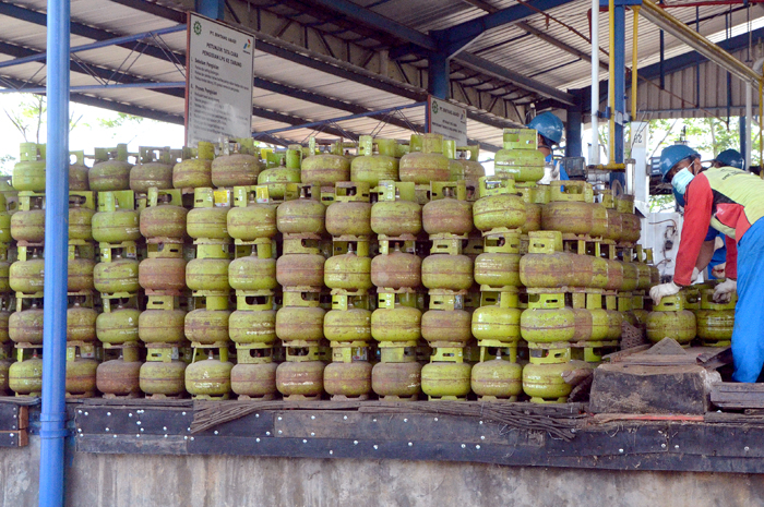 STOK AMAN: Kegiatan pengisian elpiji 3 kg di Desa Putat, Purwodadi, Grobogan.