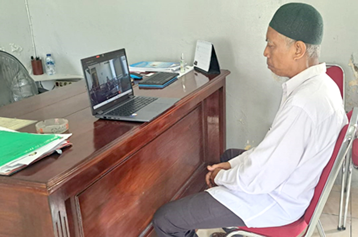 PASRAH: Terdakwa Nurwanto Eko Putro mendengarkan putusan majelis hakim dalam perkara tindak pidana korupsi pengelolaan APBDes Kandangan 2020-2021 di PN Tipikor, Semarang.