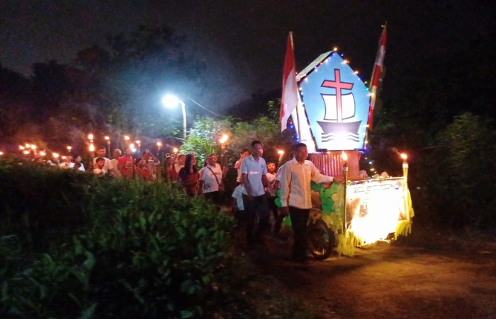 KELILING: Jemaat GITJ Margokerto keliling desa dalam rangka pawai obor untuk menyambut kebangkitan Yesus.