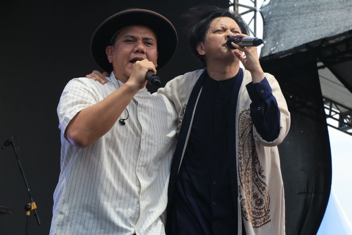 MERIAH: Penampilan Padi Reborn dan Gigi band di acara PeaceSantren Rembang, Sabtu (30/3).