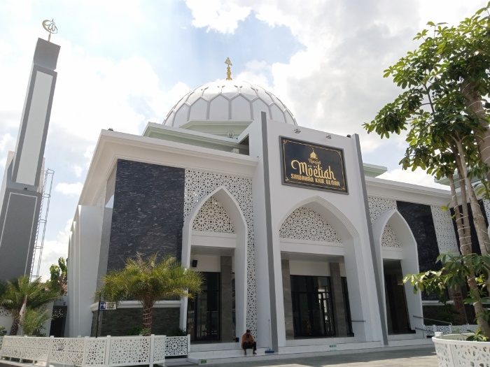 MEGAH: Bangunan Masjid Moetiah Blora yang terletak di lorong 1 no. 20 Sawahan, Tempelan Blora tampak dari depan.