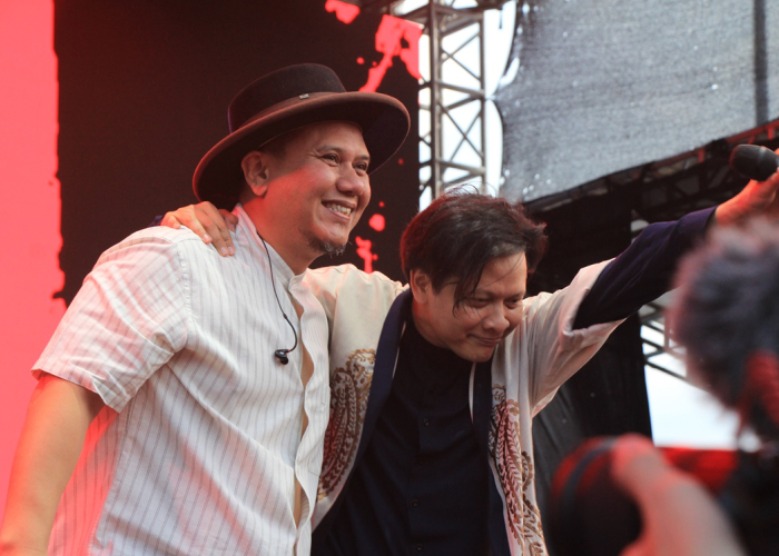 TOTALITAS: Vokalis Padi Reborn dan Gigi band yakni Andi Fadly dan Armand Maulana tampil ernergik saat konser di Alun-alun Rembang pada Sabtu (30/3).