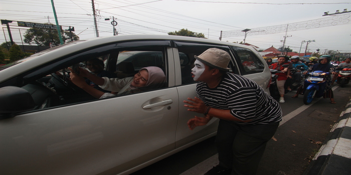 ATRAKTIF: Para seniman pantomime Jepara menghibur masyarakat yang melintas di sekitar Tugu Kartini Jepara.