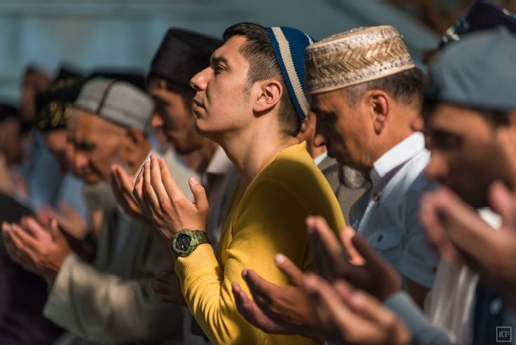 ILUSTRASI Berdoa di malam Lailatul Qadar