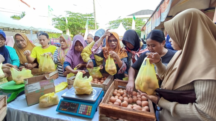 SERBU: Emak-emak asal Langon Kecamatan Tahunan memborong telur yang dijual murah dari pasaran dalam Gerakan Pangan Murah, Senin (1/4).