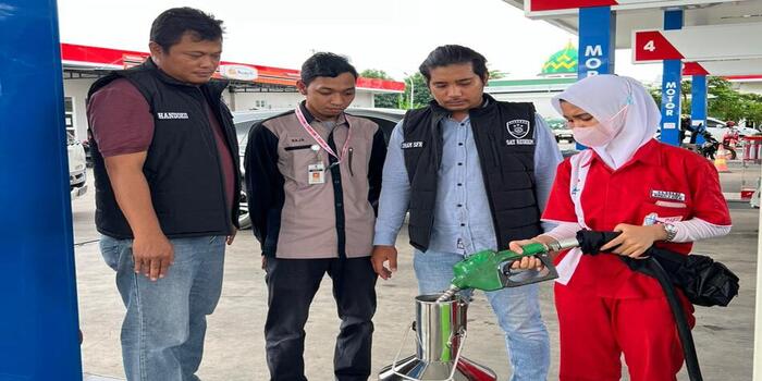 AWAS: Tim gabungan Polres Jeowra dan Balai Metrologi Jepara cek kualitas dan pengukuran BBM di sejumlah SPBU di Jepara.