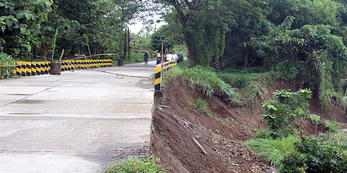 TUTUP: Jalan Provinsi antaradesa Panolan, Kedungtuban dan Gadon, Cepu yang ditutup akibat longsoran.