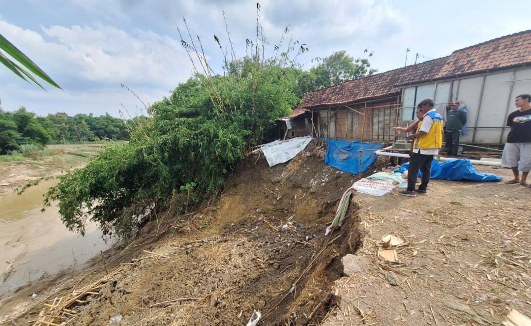 MEMPRIHATINKAN: Kondisi tanah longsor di halaman rumah warga Dusun Ngringgit, Desa Dapurno, Kecamatan Wirosari, yang kian meluas beberapa waktu lalu.