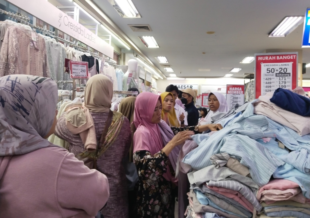LEBARAN: Tenan pakain muslim di Ramayana Mal Kudus terlihat ramai pembeli pada Minggu (31/3).