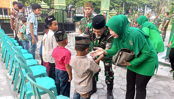 BERBAGI: Koramil 07/Wirosari saat membagikan takjil ke pengendara yang melintas.