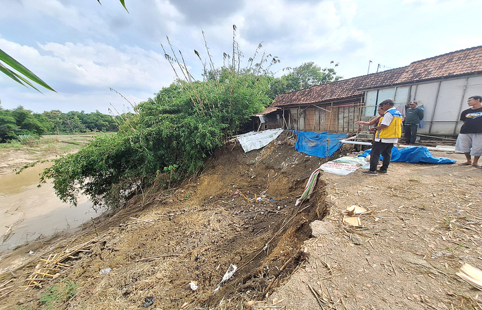 BERBAHAYA: Kondisi tanah longsor di halaman rumah warga Dusun Ngringgit, Desa Dapurno, Kecamatan Wirosari, semakin meluas baru-baru ini.
