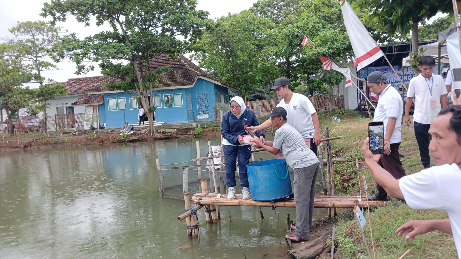 EVENT: Kepala Dinas Perikanan Farikhah Elida saat membuka acara mancing bersama belum lama ini.
