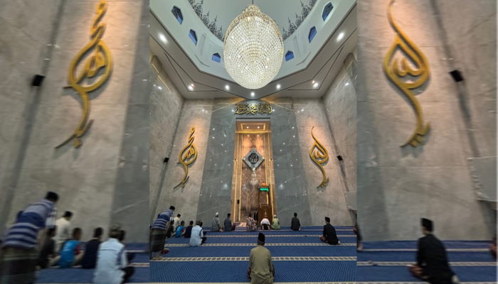 MEGAH: Lampu hias menggantung di bagian utama masjid, menambah kesan mewah dan elegan.