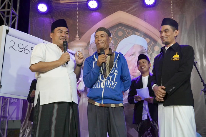 HADIAH UTAMA: Salah satu pemenang undian paket umrah dari pemilik Masjid Moetiah Blora.
