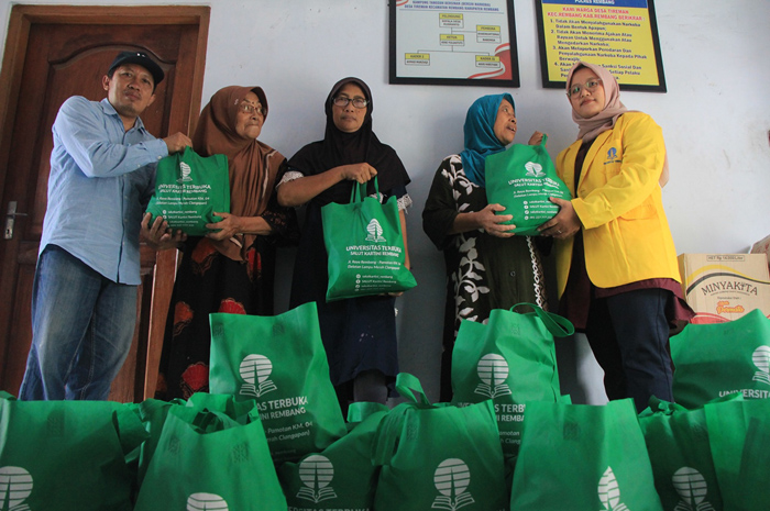 PEDULI: Ketua Pengelola Salut Kartini Rembang, Achmad Sholchan bersama perwakilan mahasiswa menyalurkan sembako kepada warga kurang mampu dan yatim di Tireman, Sabtu (30/3) lalu.