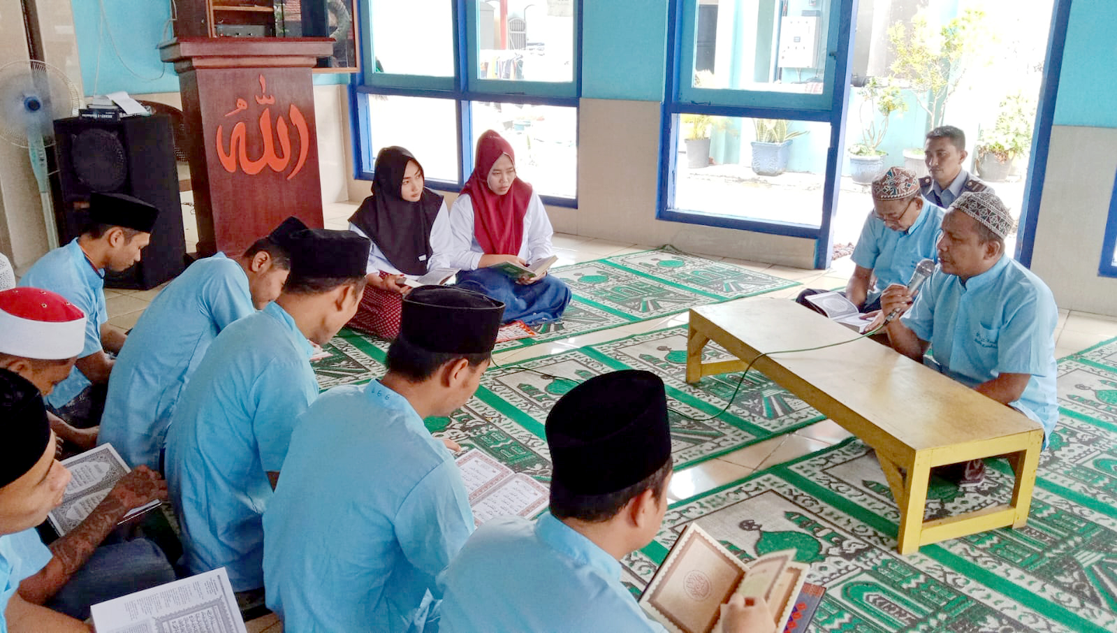 NGAJI: Rahmat, warga binaan Rutan Kelas II B Rembang yang hafal Alquran (kanan) bersama para warga binaan lain di Musala At-Taubah Rutan Kelas II B Rembang.