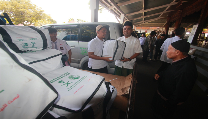 DAKWAH: Para dai mengambil paket bantuan yang berasal dari Kerajaan Arab Saudi bekerja sama dengan Baznas Jepara di Pendapa Kabupaten Jepara