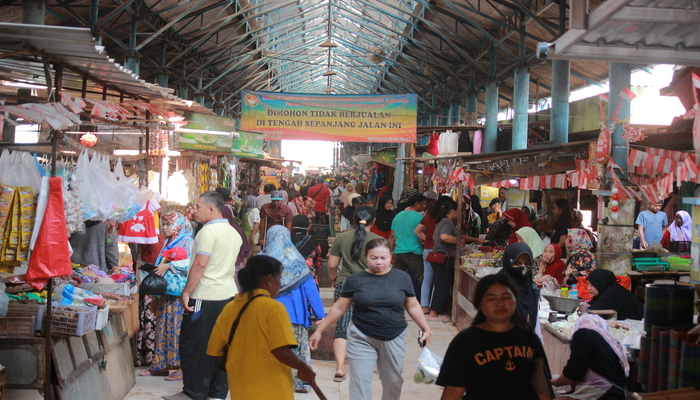 MENANTI PENATAAN: Pedagang dan pembeli beraktivitas di lorong Pasar Jepara 2.