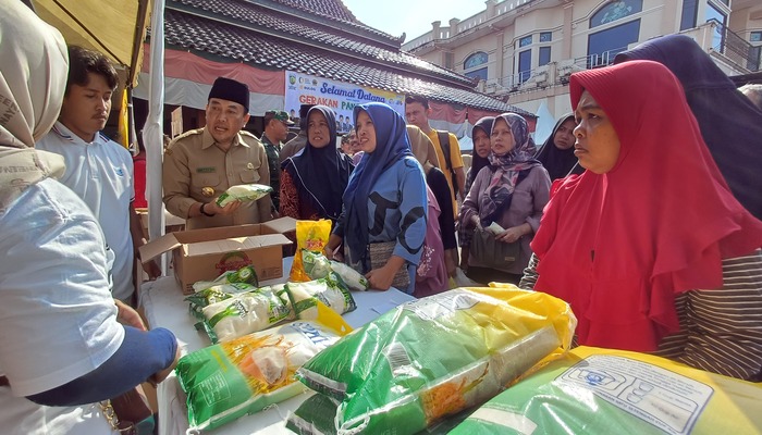 SERBU: Pj Bupati Jepara Edy Supriyanta berama emak-emak yang memborong bahan pangan murah di Kecamatan Tahunan kemarin.