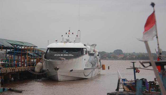 PERSIAPAN: Kapal cepat Express Bahari bersandar di Pelabuhan Penyeberangan Jepara saat tidak berlayar.
