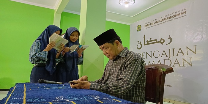 MENGAJAR: Pengurus Yayasan Darurrohman, Kiai Abdul Jalil mengajar murid yang juga santri Darurrohman.