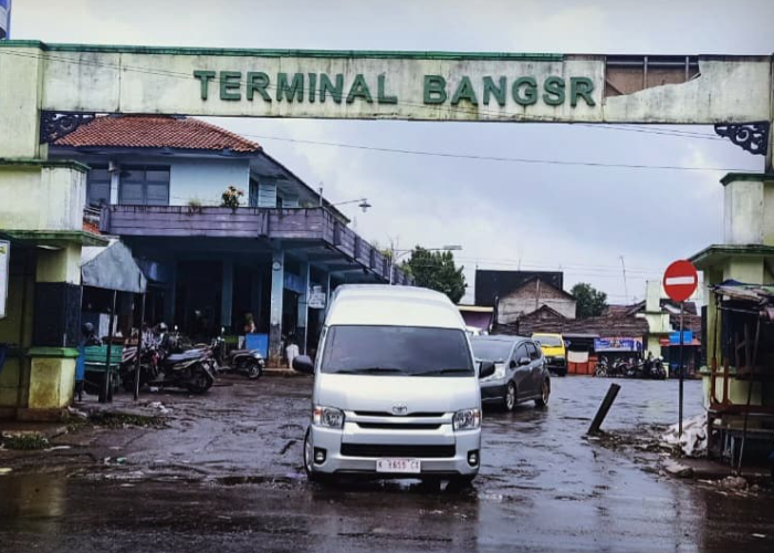 MELINTAS: Sebuah travel berangkat dari Terminal Bangsri untuk menjemput penumpang.