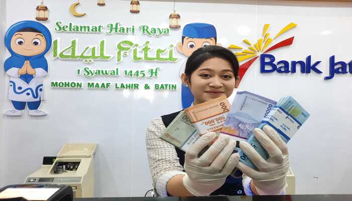 UANG BARU: Teller Bank Jateng Cabang Kudus Evita memperlihatkan pecahan uang baru kemarin.