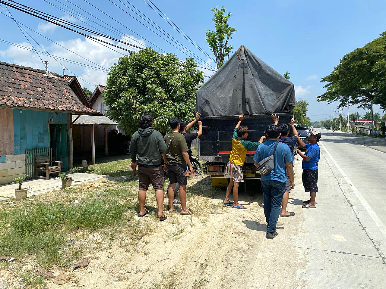 RUGIKAN NEGARA: Petugas Bea Cukai Kudus mengamankan truk dengan muatan rokok ilegal.