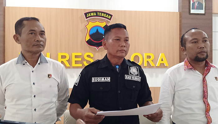 GELAR PERKARA: Kasi Humas Polres Blora, AKP Sugiman (baju hitam) bersama Iptu Moh Junaidi Kanit Tipidum Satreskrim Polres Blora (kanan) saat menyampaikan keterangan kepada awak media.