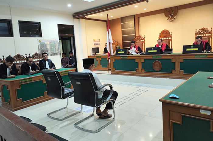 DISIDANG: Mafia tanah Dwi Bagus Yosianto, 64, saat disidang di Pengadilan Negeri Purwodadi, Rabu (8/4).