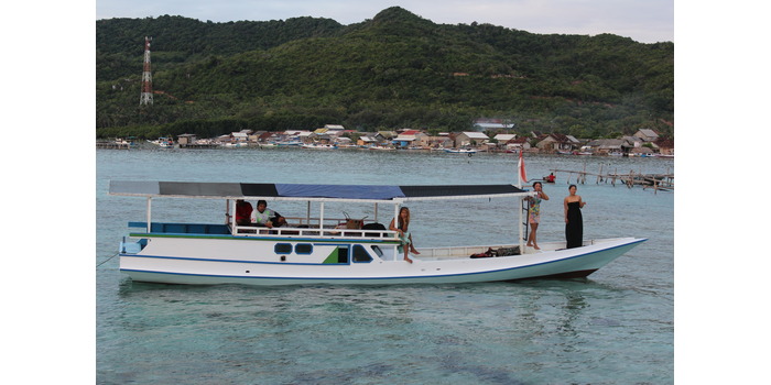 BERLIBUR: Wisatawan sedang menaiki perahu di Pulau Karimunjawa