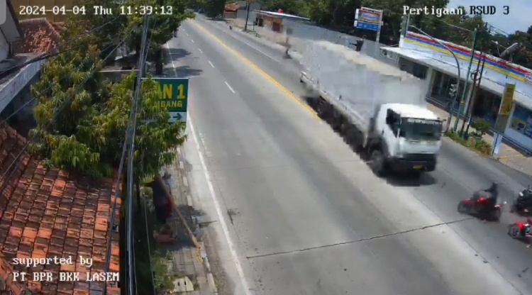 NGERI Rekaman CCTV kecelakaan maut di pertigaan lampu merah RSUD Rembang.
