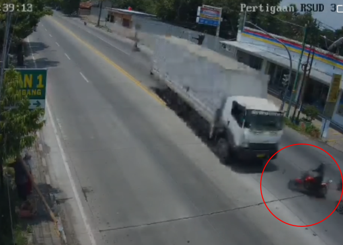 TEREKAM CCTV: Detik-detik kecelakaan yang melibatkan truk boks dan pemotor di Pertigaan Lampu Merah RSUD Rembang sempat terekam CCTV pada Kamis (4/4).