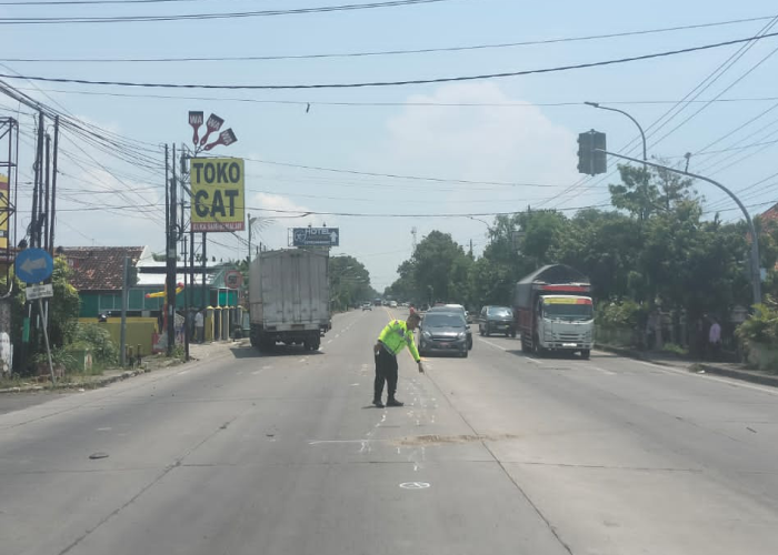 OLAH TKP: Petugas kepolisian melakukan olah TKP di pertigaan lampu lalu lintas arah RSUD Rembang pada Kamis (4/4).