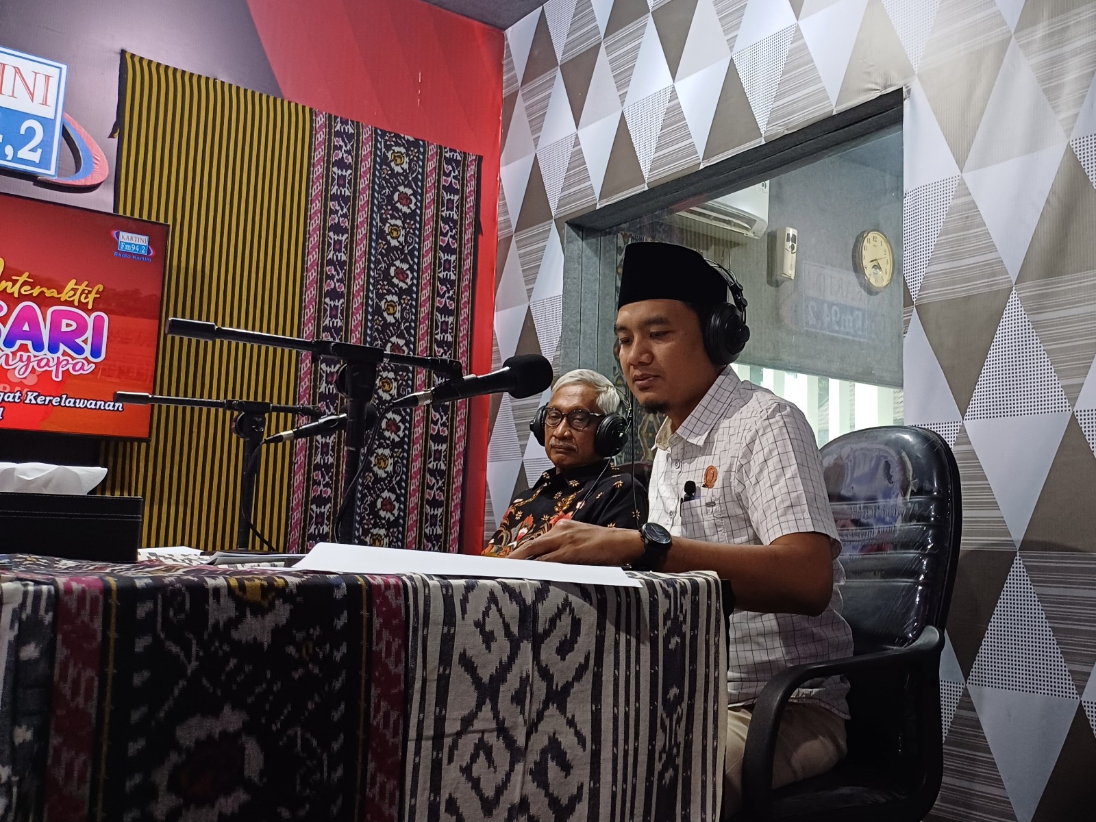DIALOG: Ketua DPRD Haizul Ma&rsquo;arif bersama Ketua PMI Sutejo dalam dialog interaktif Tamansari pada Kamis (4/4).