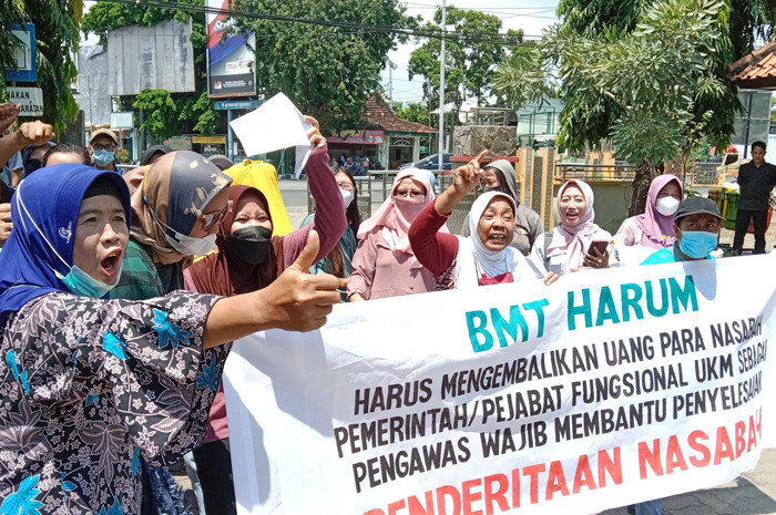 TUNTUT HAK: Anggota BMT Harum menggelar aksi di depan Kantor DPRD Rembang kemarin. Mereka berharap DPRD bisa membantu pengembalian uang tabungan mereka.
