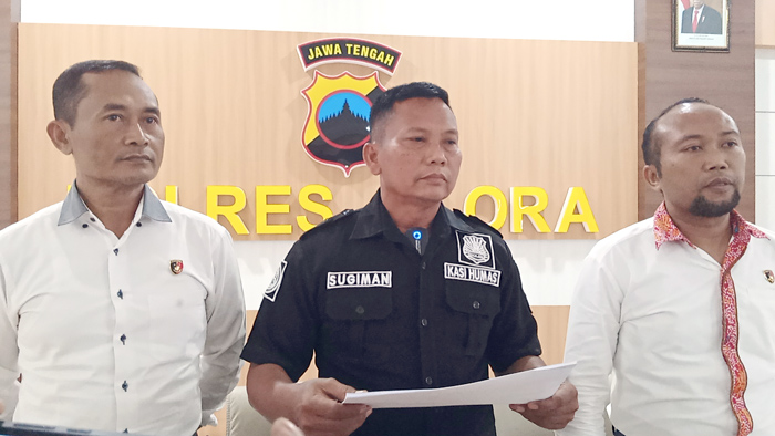GELAR PERKARA: Kasi Humas Polres Blora, AKP Sugiman (baju hitam) bersama Iptu Moh Junaidi Kanit Tipidum Satreskrim Polres Blora (kanan) saat menyampaikan keterangan kepada awak media.