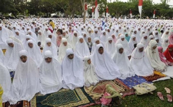 ILUSTRASI melaksanakan sholat.