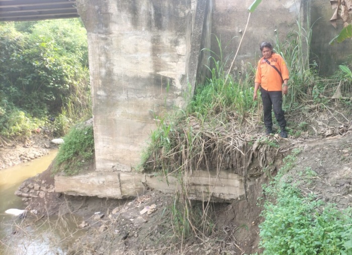 TERGERUS: Kondisi talud Sungai Kalisari yang longsor saat curah hujan tinggi baru-baru ini.