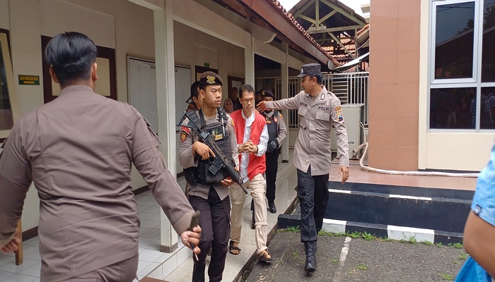 KELUAR: Terdakwa UU ITE Daniel FM Tangkilisan setelah menjalai sidang tuntutan kemarin.